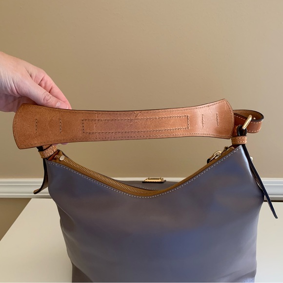 π©Ά SALE!! Dooney and Bourke Wexford Smooth Leather Zipper Sac in Taupe π©Ά - Picture 12 of 16